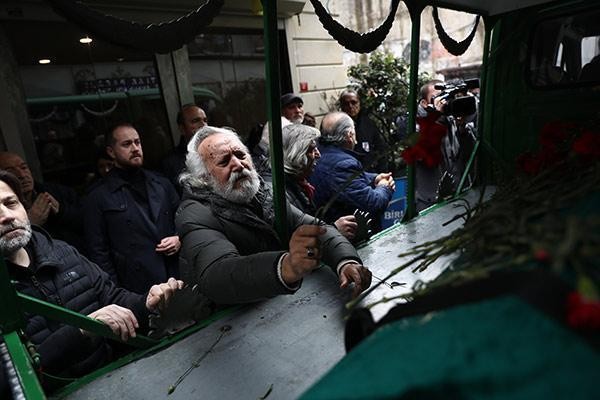 Xərçəngdən ölən aktyorla vida mərasimindən FOTOLAR